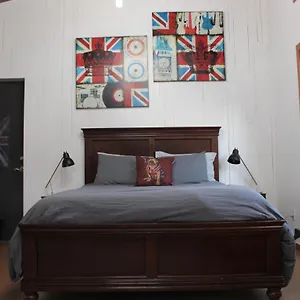  Apartment Private Bright Modern Studio! Queen Bed !